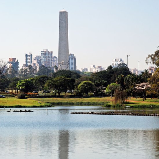 Obelisco do Ibirapuera, visto de longe