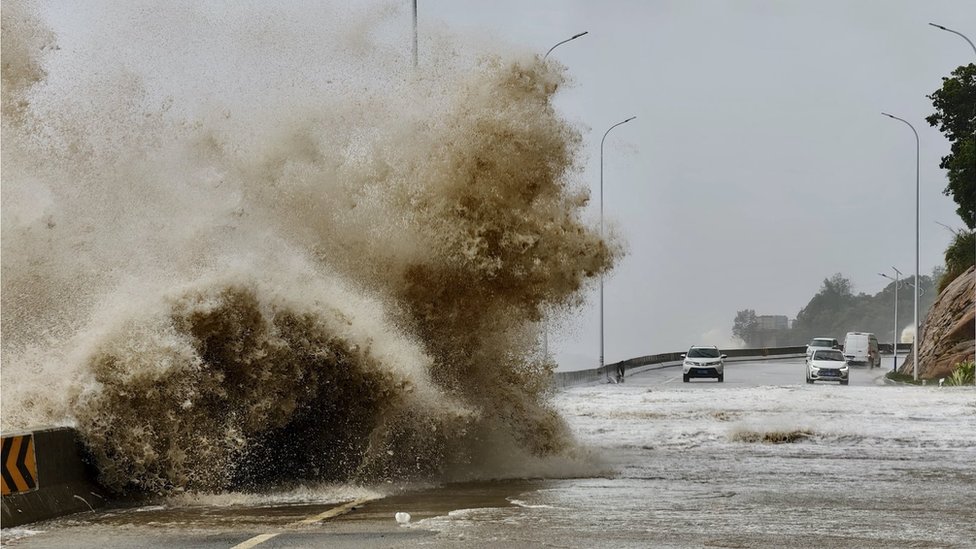 Talasi udaraju o obale provincije Fuđen dok Tajfun Gaemi prilazi Kini