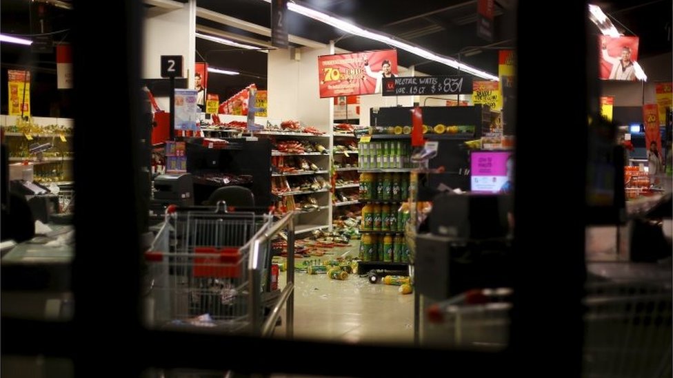 Бутылки лежат на земле в магазине после землетрясения в центральных районах Чили, в городе Иллапель, к северу от Сантьяго, Чили, 17 сентября 2015 г.