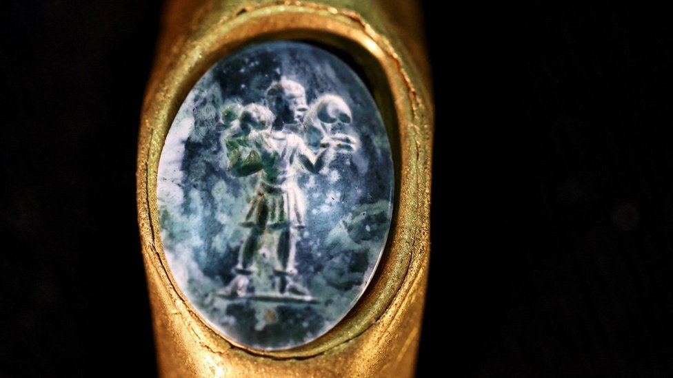 Anillo de oro de la época romana con una piedra preciosa verde tallada con la figura de un pastorcillo que lleva una oveja sobre sus hombros, que se encontró en el mar Mediterráneo frente a Israel (22 de diciembre de 2021)