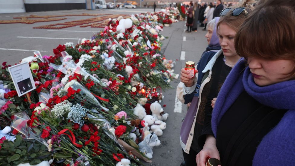 2024年3月25日，人們在莫斯科「番紅花城市大廳」襲擊案發生地附近點燃蠟燭，以紀念該恐怖襲擊事件的受害者。
