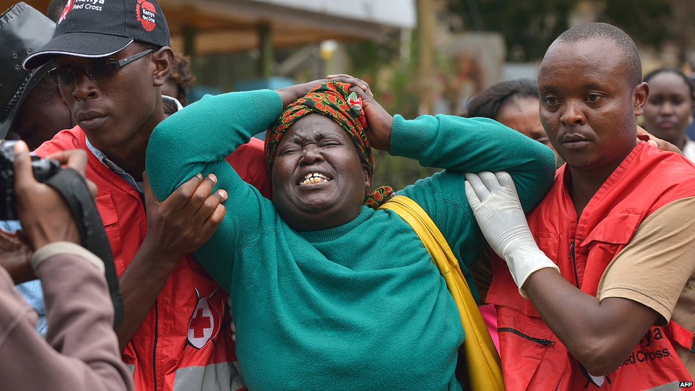 Родственник жертвы резни в колледже Гарисса в 2015 году плачет в морге Найроби