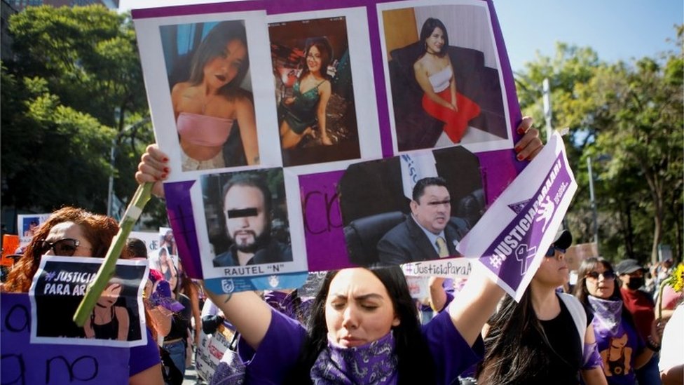 Una mujer sostiene un cartel en una protesta por el caso de Ariadna López