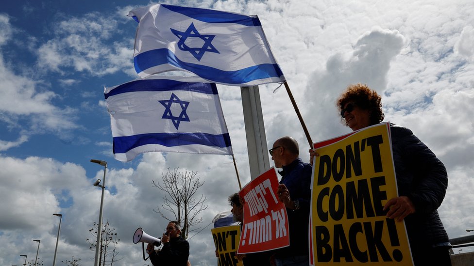 В Израиле объявлена всеобщая забастовка протеста против судебной реформы Нетаньяху. Рейсы из аэропорта 