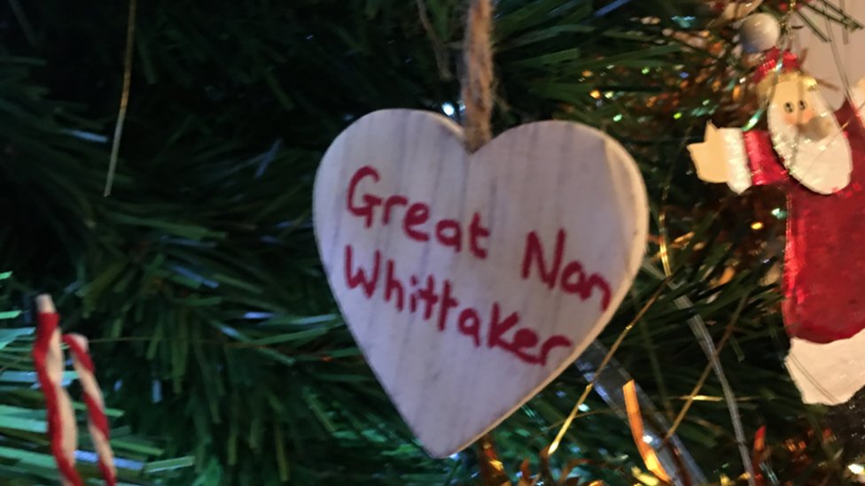 Деревянное сердце с надписью «Великая Нэн Уиттакер»