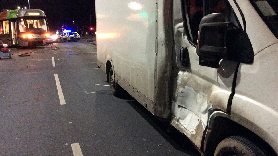 Ноттингемский трамвай сошел с рельсов в результате аварии фургона