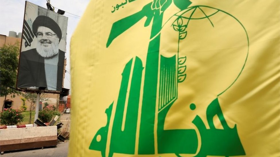 Портрет главы "Хизбаллы" Хасана Насраллы и флаг "Хезболлы" возле Сидона (фото из файла)