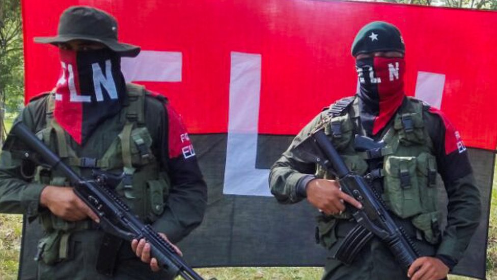 Aunque las FARC están convirtiéndose en una organización no armada, otros factores de violencia siguen activos en el país. Como el ELN, que desde febrero de 2017 la paz con el gobierno, sin que se detengan los enfrentamientos con el gobierno y las acciones de esa guerrilla. Guerrilleros del ELN (imagen de archivo)