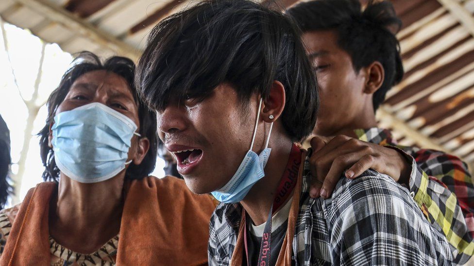 14 yaşındaki Tun Tun Aung'un Mandalay'daki cenazesinde ağıt yakan yakınları