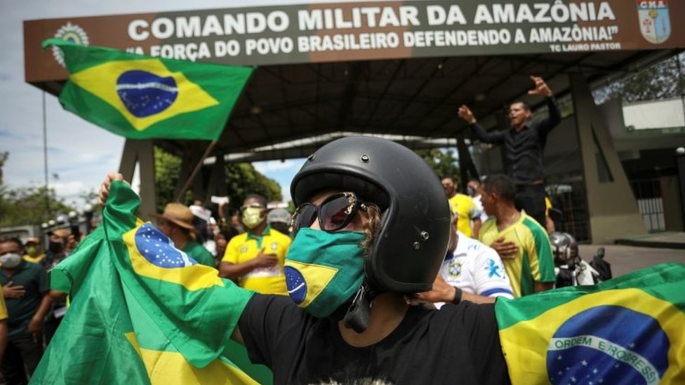 Mulher em protesto contra medidas de isolamento em Manaus