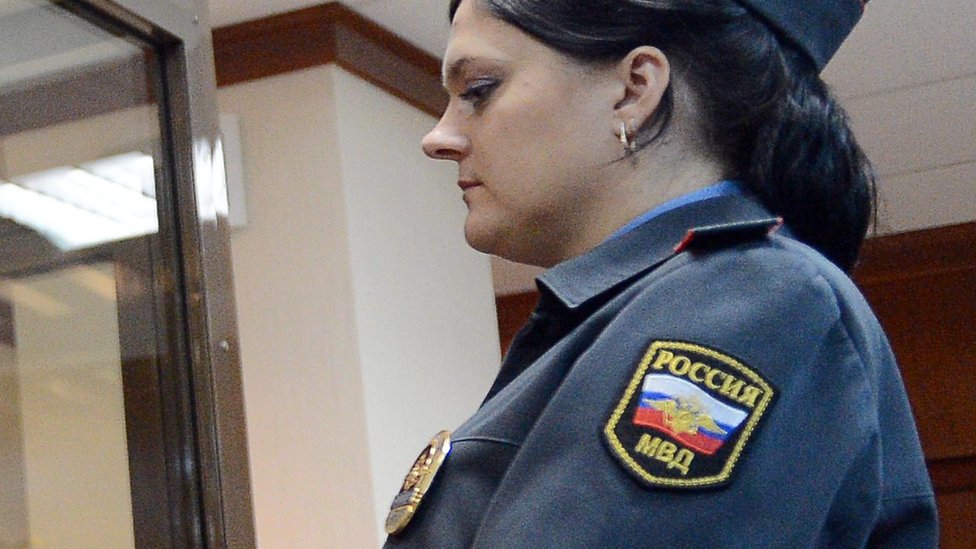 Охранник с нашивкой с российским флагом во время судебного процесса над Pussy Riot в 2012 году