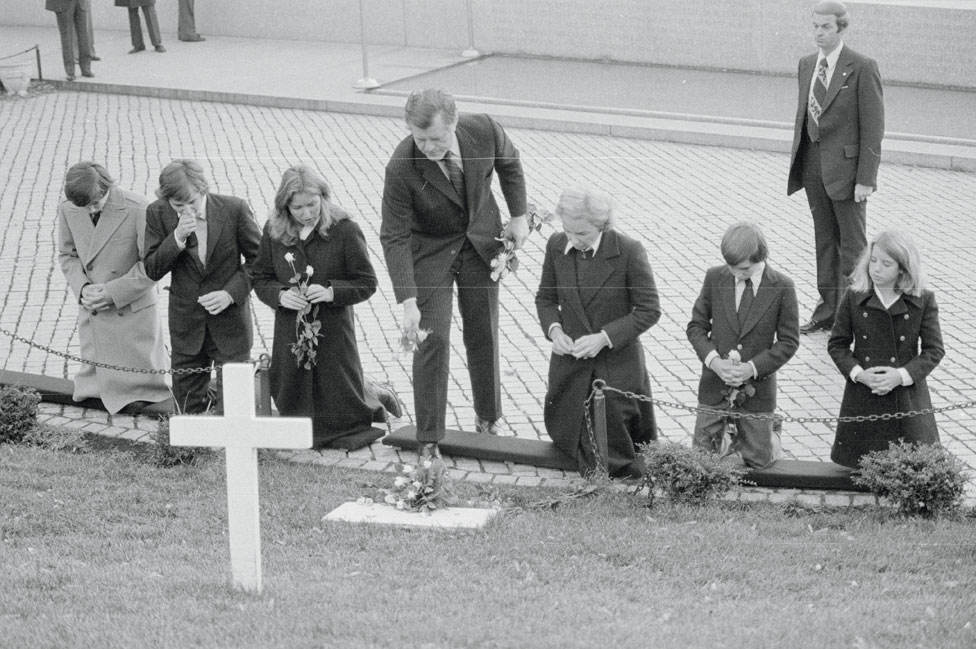 Семья собирается на могиле Роберта Кеннеди, 11 лет спустя