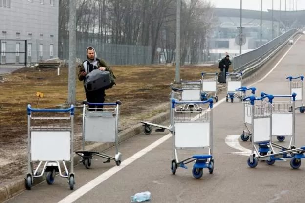 Ruas na Ucrânia com carrinhos de supermercado vazios