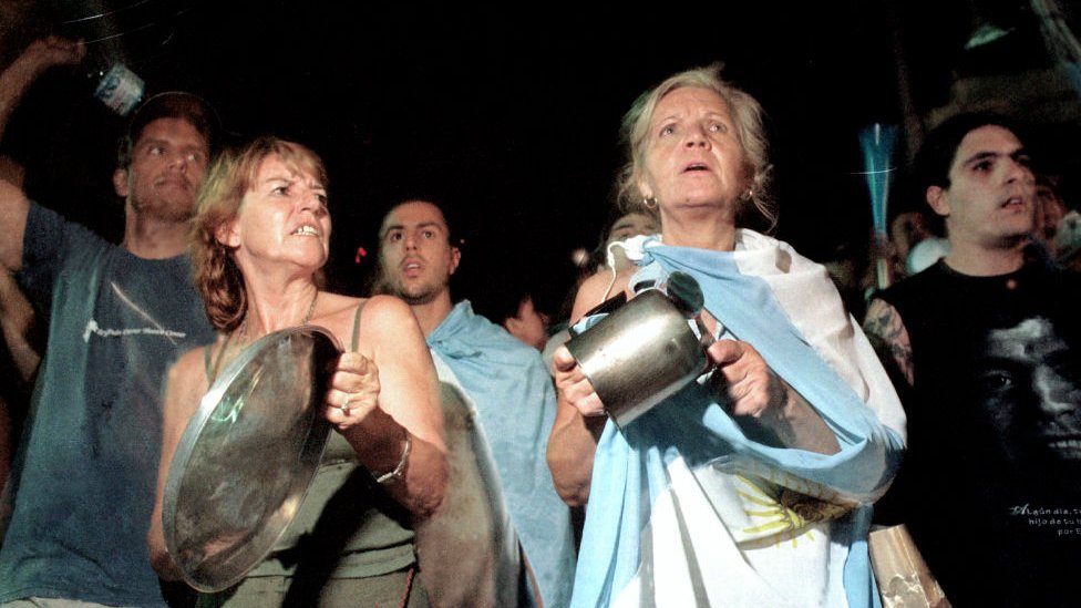 Mujeres protestando con cacerolas en Argentina en 2001.