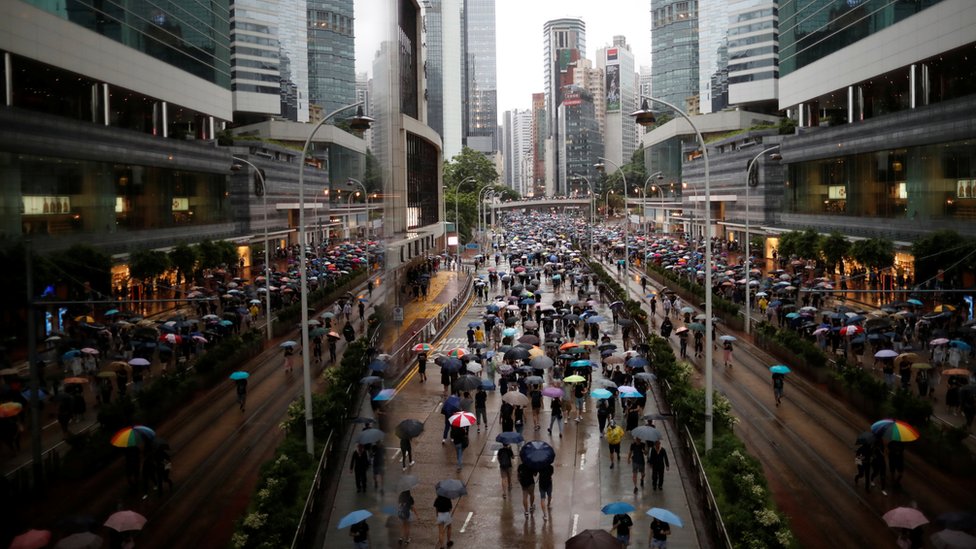 香港「反送中」示威「8·18流水式集會」群眾打傘冒雨通過金鐘道（8/8/2019）