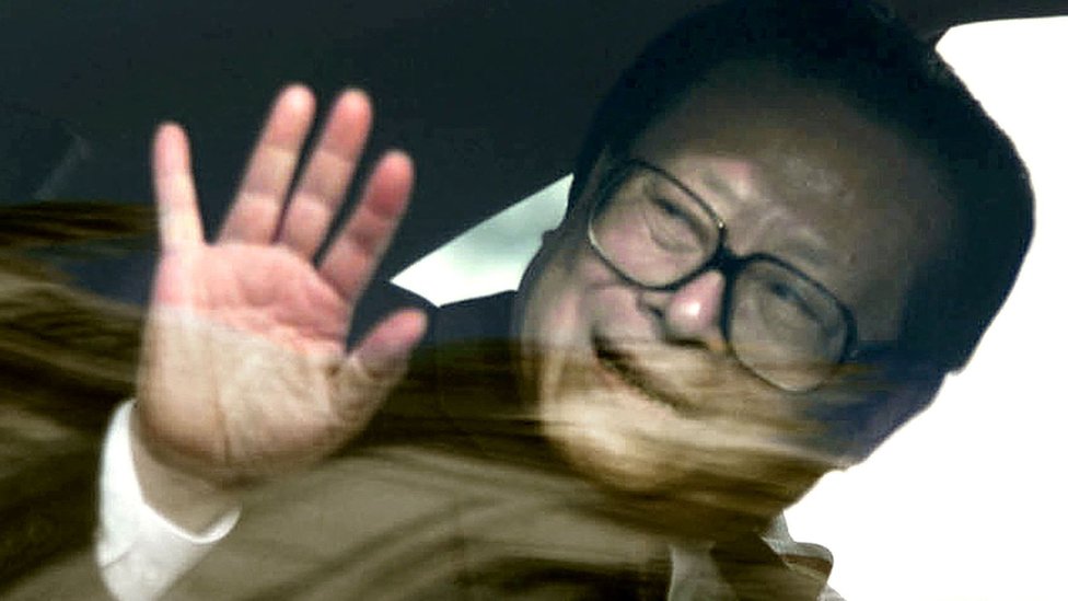 [출처: Reuters] 2003년 중국 베이징에서 열린 전국인민대표대회에서 장쩌민 전 중국 국가주석이 후임인 후진타오 당시 신임 국가주석과 속삭이며 대화하고 있다