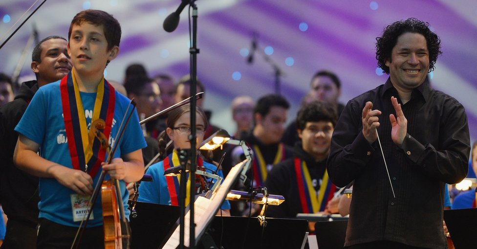 Gustavo Dudamel aplaude al terminar un concierto en Escocia