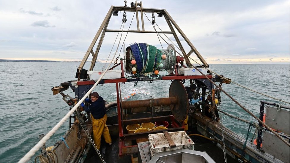 Шкипер рыбацкой лодки в Ньюхейвене Нил Уитни готовит свою лодку к первому тралению дня у юго-восточного побережья Англии