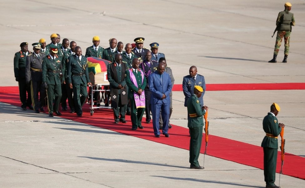 Тело мистера Мугабе прибывает в аэропорт Хараре