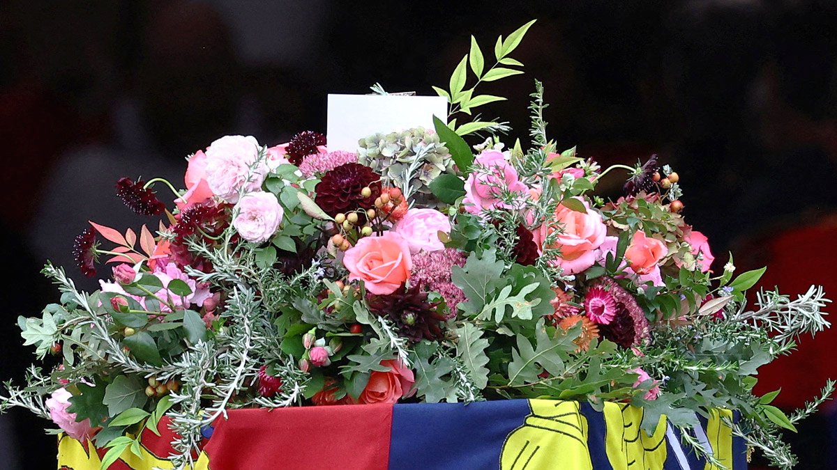 Corona fúnebre sobre el féretro de la reina Isabel II durante su funeral