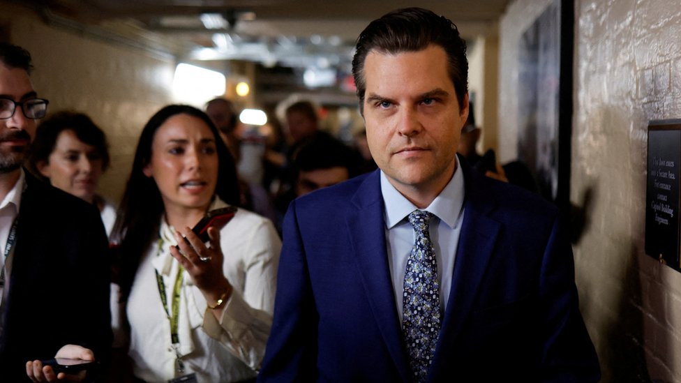 馬特·蓋茨（Matt Gaetz）在國會山莊出席眾議院共和黨黨團聚會後被記者追訪（3/10/2023）