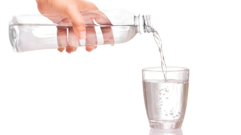 Beber agua es fundamental. Vaso de agua