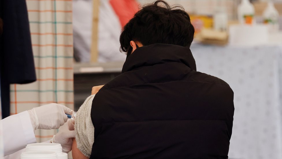 Мужчина получил прививку от гриппа в Сеуле, Южная Корея