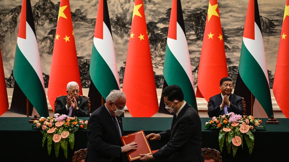 北京人民大會堂內阿巴斯（後左）與習近平（後右）見證巴中外長簽署雙邊協議（14/6/2023）