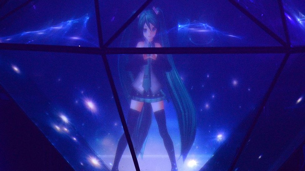 La "cantante" Hatsune Miku llena salas de conciertos... pero tampoco es real. Hatsune Miku