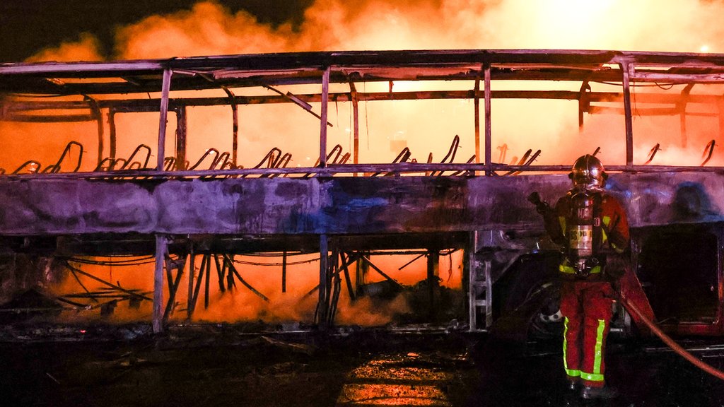 حافلة محترقة بسبب الاحتجاجات
