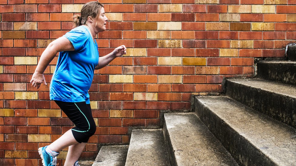 En general los expertos dicen que el ejercicio y la dieta balanceada ayudan al bienestar de la persona, independientemente del peso. Persona con sobrepeso haciendo ejercicio