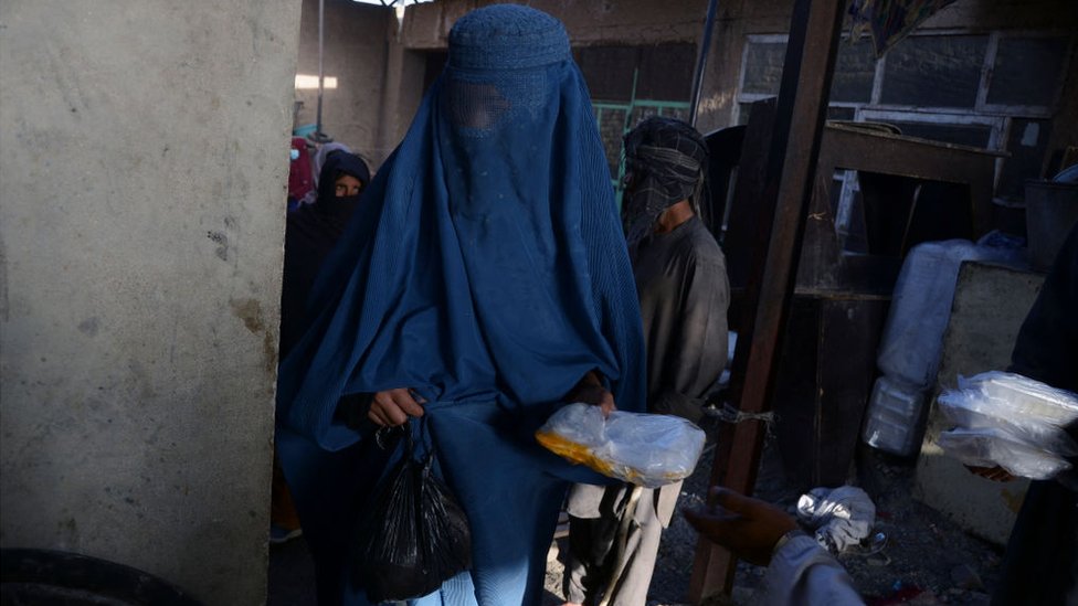 امرأة أفغانية ترتدي البرقع