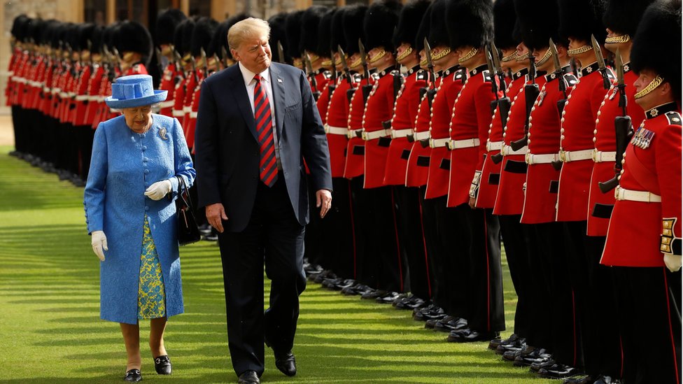 Королева и президент Трамп инспектируют войска во время его визита в 2018 году