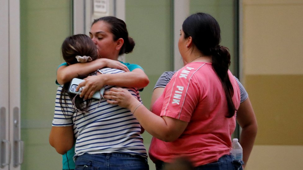 Mujeres se consuelan en un hospital de Uvalde, Texas