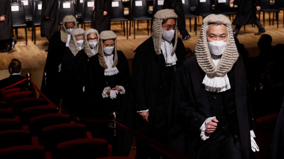 香港大會堂中國香港法律年度開幕典禮禮成後身穿律師袍並戴上假髮的大律師列隊立場（16/1/2023）