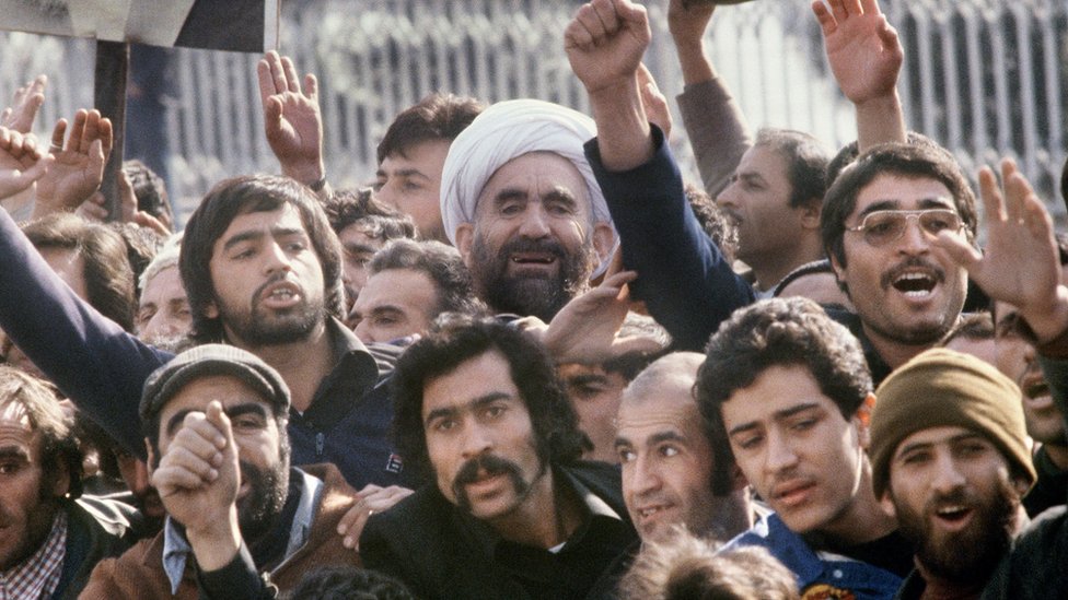 Građani dočekuju Ruholaha Homeinija u Teheranu po povratku iz izgnanstva