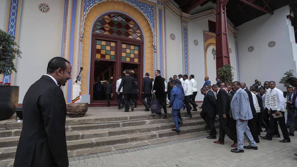 Премьер-министр Эфиопии Абий Ахмед наблюдает за прибытием гостей во дворец Менелик в Аддис-Абебе
