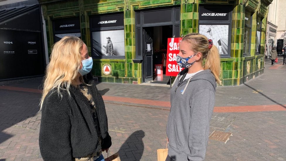 Две женщины разговаривают в масках в Мидлсбро