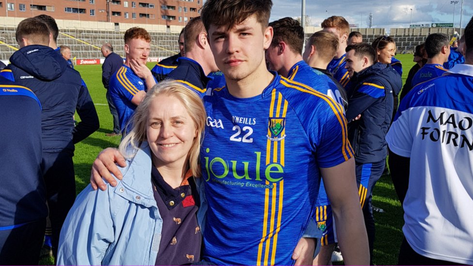 Лори Кирон празднует победу в GAA со своим сыном-подростком ирландского происхождения