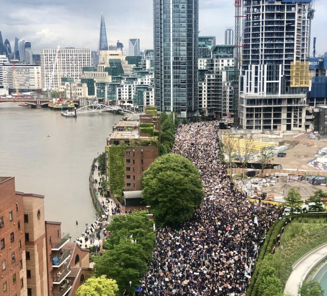 Unjuk rasa di depan Kedubes AS di London selatan, Senin 7 Juni