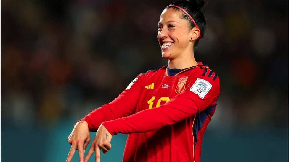 Jenni Hermoso playing for Spain