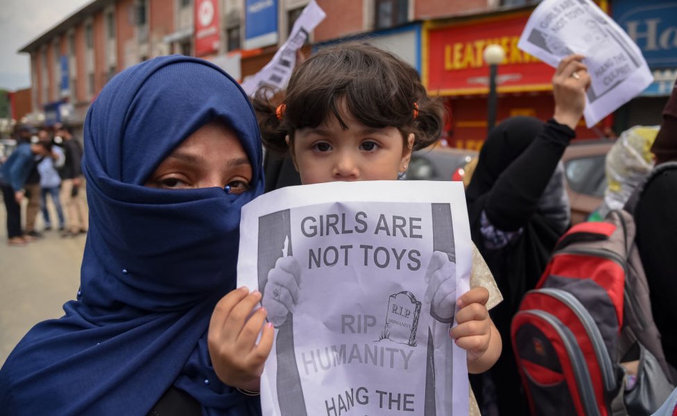 Молодой кашмирский протестующий был замечен с плакатом во время акции протеста в Шринагаре.
