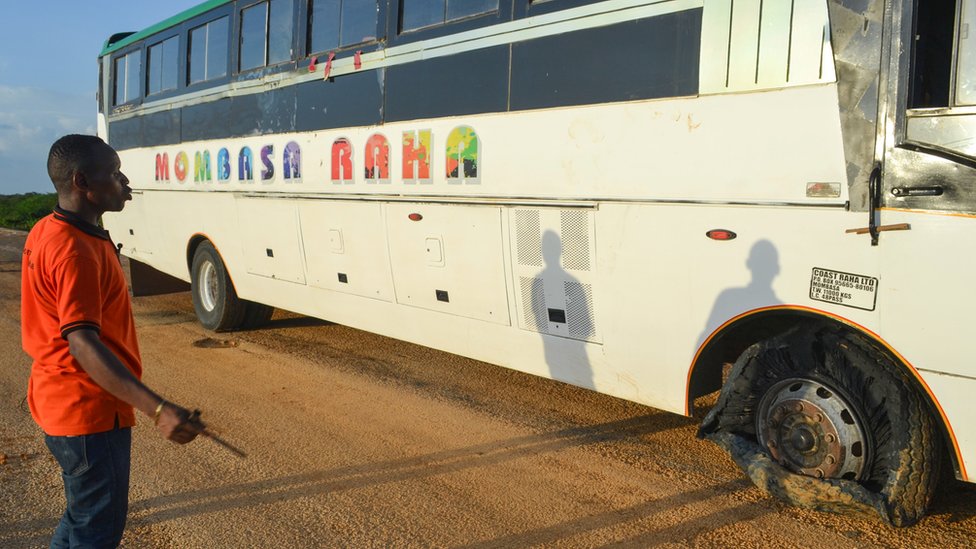 Автобус Момбаса Раха, подвергшийся нападению вооруженных лиц, убил трех человек и ранил двух других в районе Ньонгоро округа Ламу, Кения 2 января 2020 г.