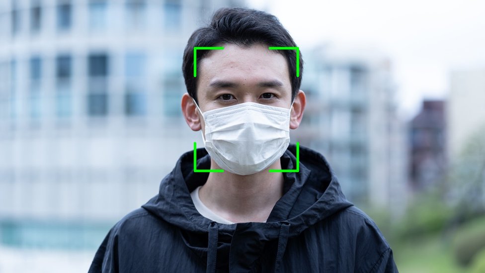 Человек в маске с наложенным распознаванием лица
