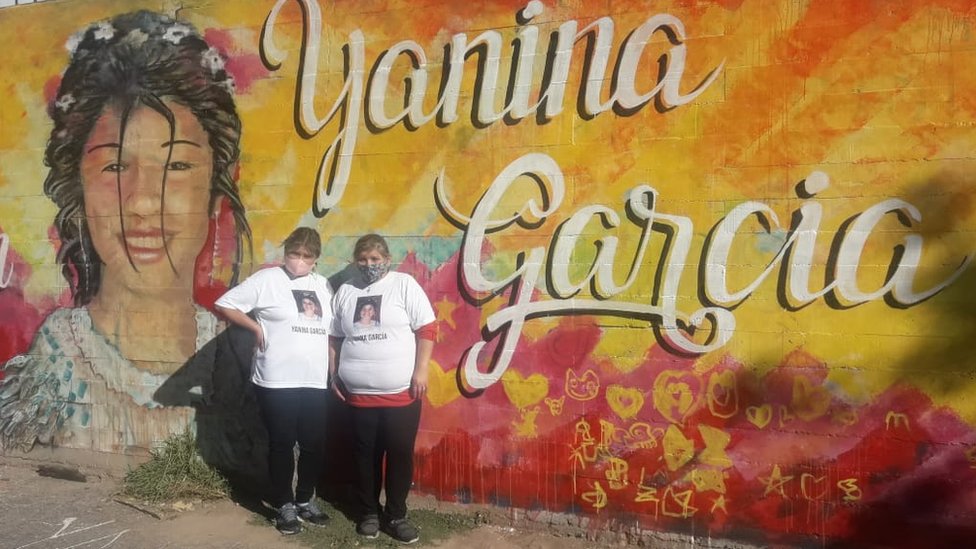 Lila Mansilla y su nieta Brenda frente al mural de Yanina García en Rosario, Santa Fe (Argentina)