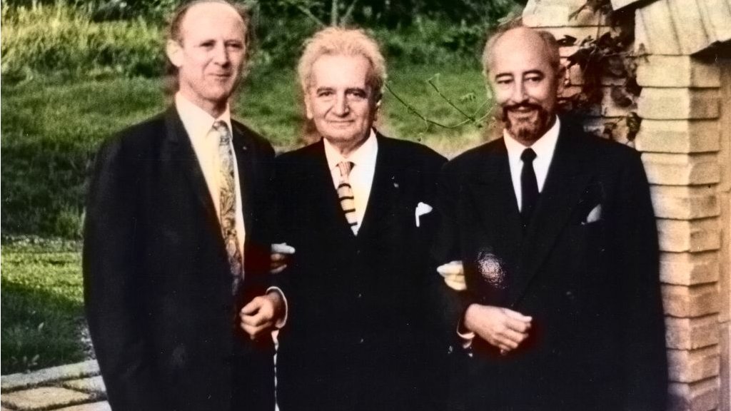 William Pickering (izq.), Theodore von Karman (centro) y Frank J. Malina (der.)