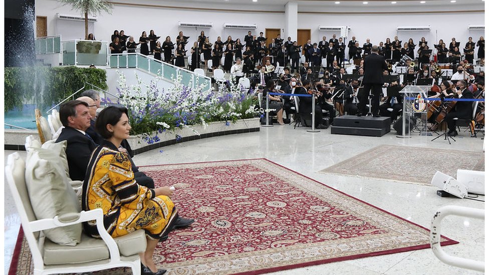A primeira-dama Michelle Bolsonaro e o presidente Jair Bolsonaro em culto na Assembleia de Deus em SP