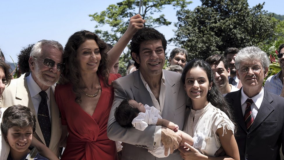A atriz Maria Fernanda Cândido em meio a atores italianos em cena do filme O Traidor