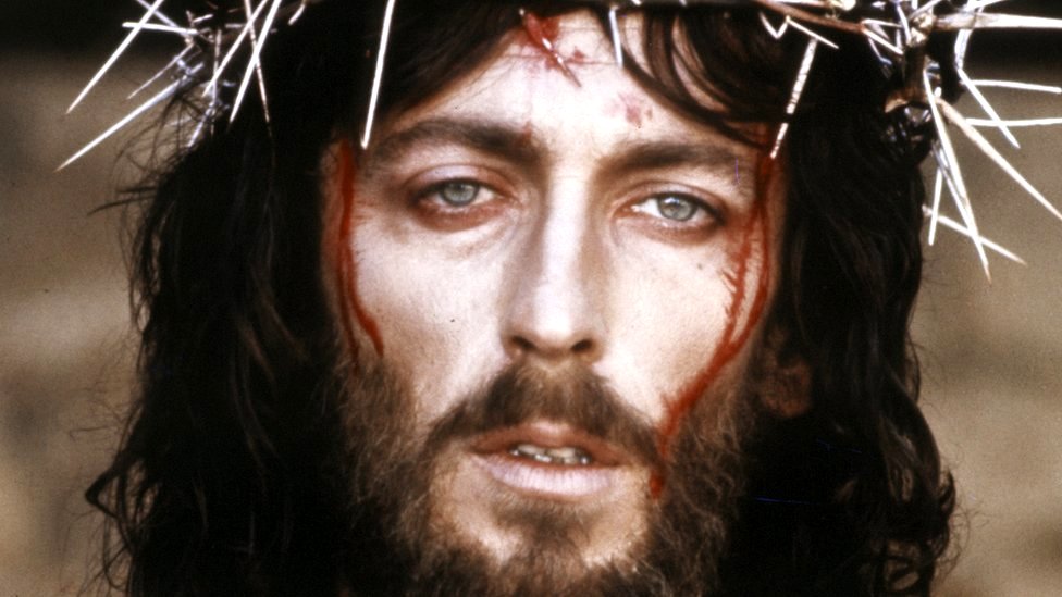 Qué fue de la vida de Robert Powell, el actor que interpretó a Cristo en la  icónica serie 