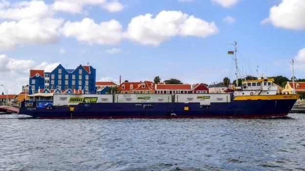 Kapal bermuatan bantuan kemanusiaan dipaksa berlabuh di pulau Curaao.